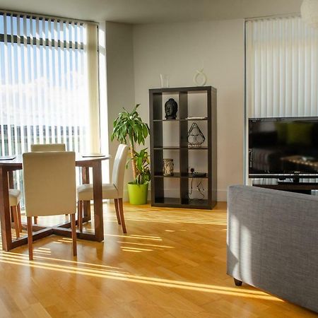 Serviced Apartment In Liverpool City Centre - Free Parking - Balcony - By Happy Days Extérieur photo