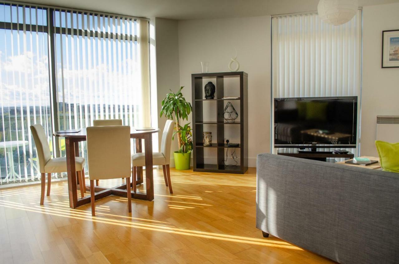 Serviced Apartment In Liverpool City Centre - Free Parking - Balcony - By Happy Days Extérieur photo